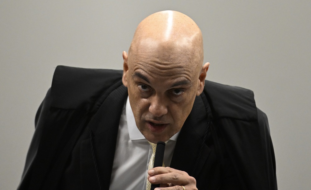 Moraes determina que advogado de Bolsonaro seja ouvido em investigação sobre mensagens atribuídas a Cid