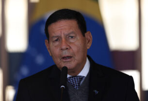 Moraes manda PF ouvir Mourão sobre conversa com Bolsonaro - 03/06/2025 - Poder