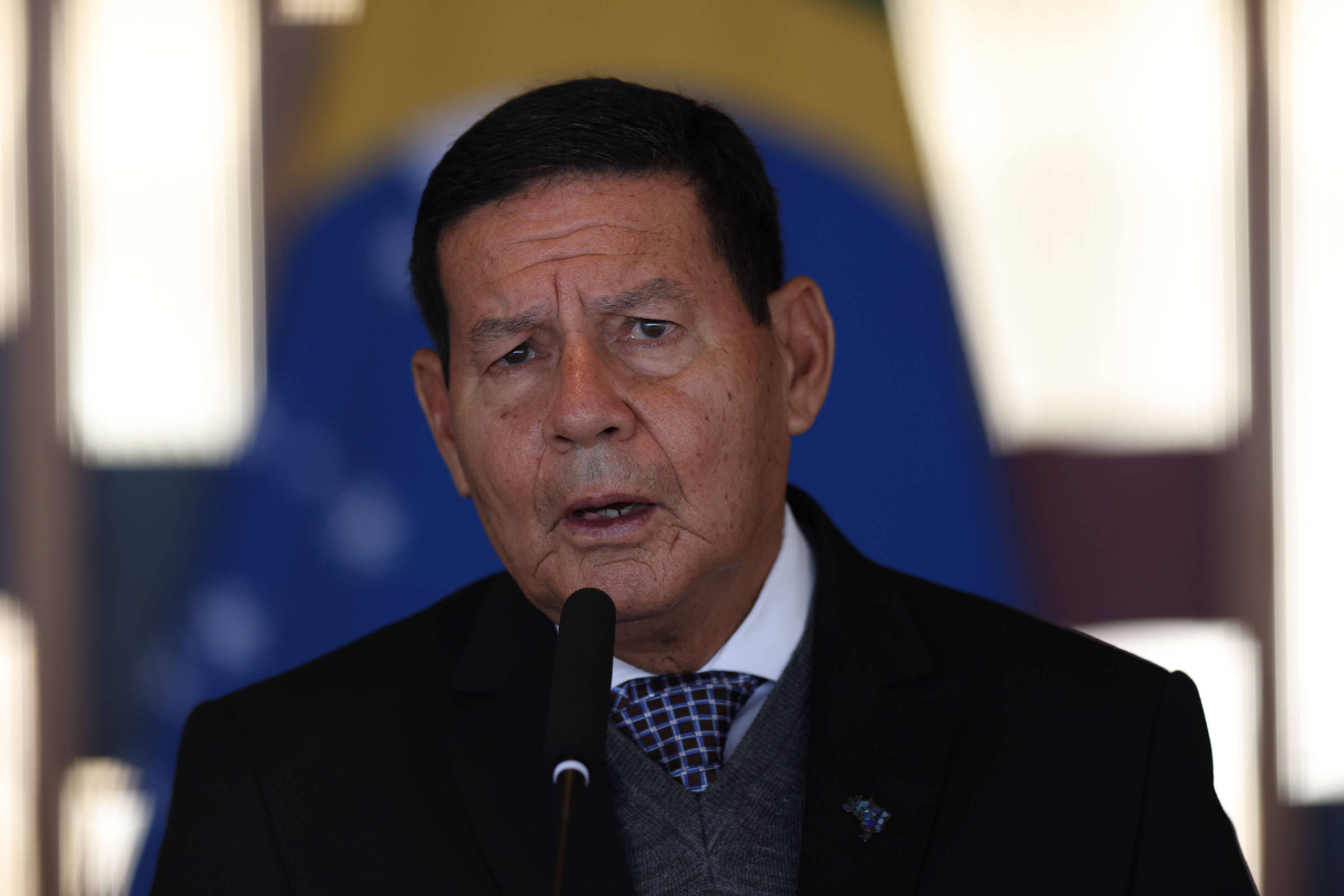 Moraes manda PF ouvir Mourão sobre conversa com Bolsonaro - 03/06/2025 - Poder