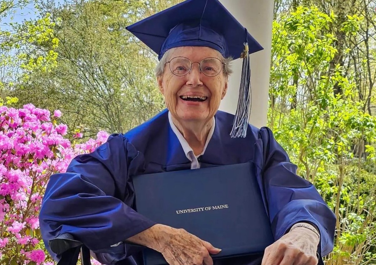 Mulher impedida de se formar em universidade por estar grávida finalmente recebe o diploma após mais de 60 anos