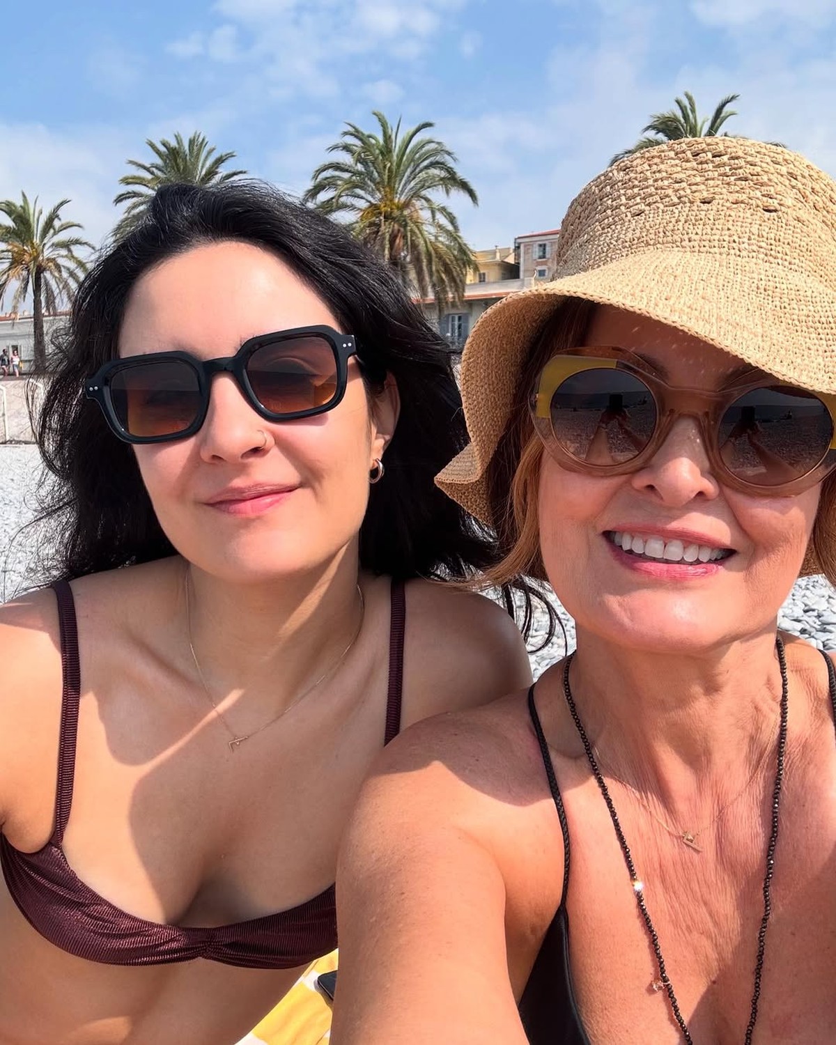Na França, Fátima Bernardes posa em praia com filha discreta: 'Parceira linda'