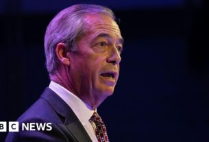 Nigel Farage diz que a reforma tentaria reabrir os fornos de explosão de Port Talbot