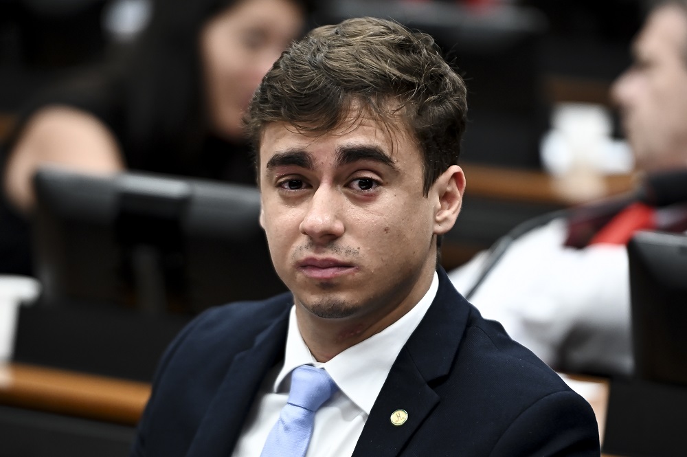 Nikolas Ferreira ironiza férias de Fernando Haddad durante crise do IOF: 'Fugiu de novo'