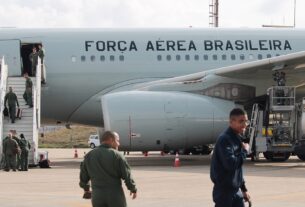 Novo voo com brasileiros repatriados dos EUA chega em Fortaleza neste sábado