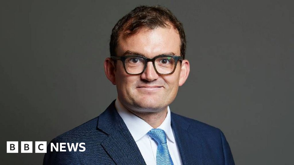 O deputado de Suffolk Patrick Spencer se declara inocente de agressão sexual