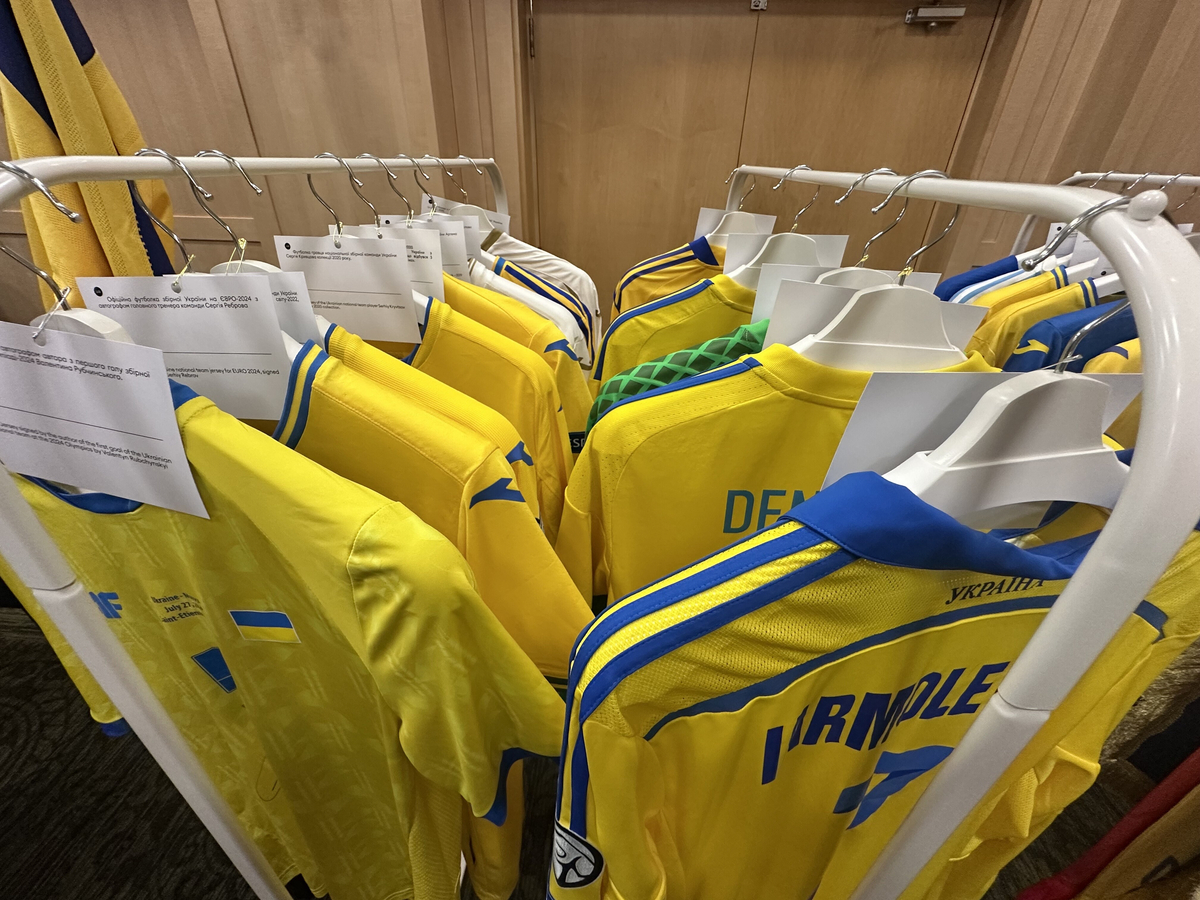 O futebol ucraniano apresenta o seu 'jogo continua!' Exposição