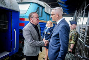 O ministro da Defesa Alemão visita Kyiv como a Rússia escala ataques