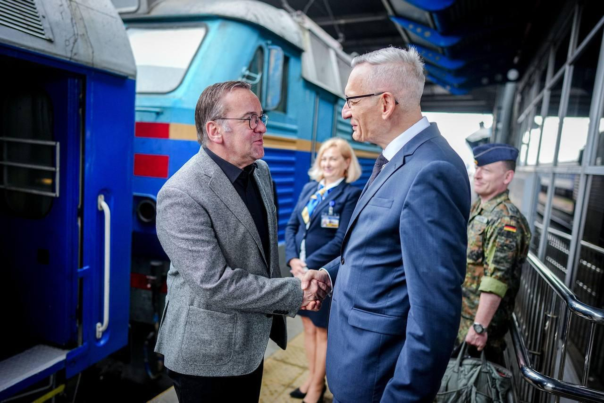 O ministro da Defesa Alemão visita Kyiv como a Rússia escala ataques