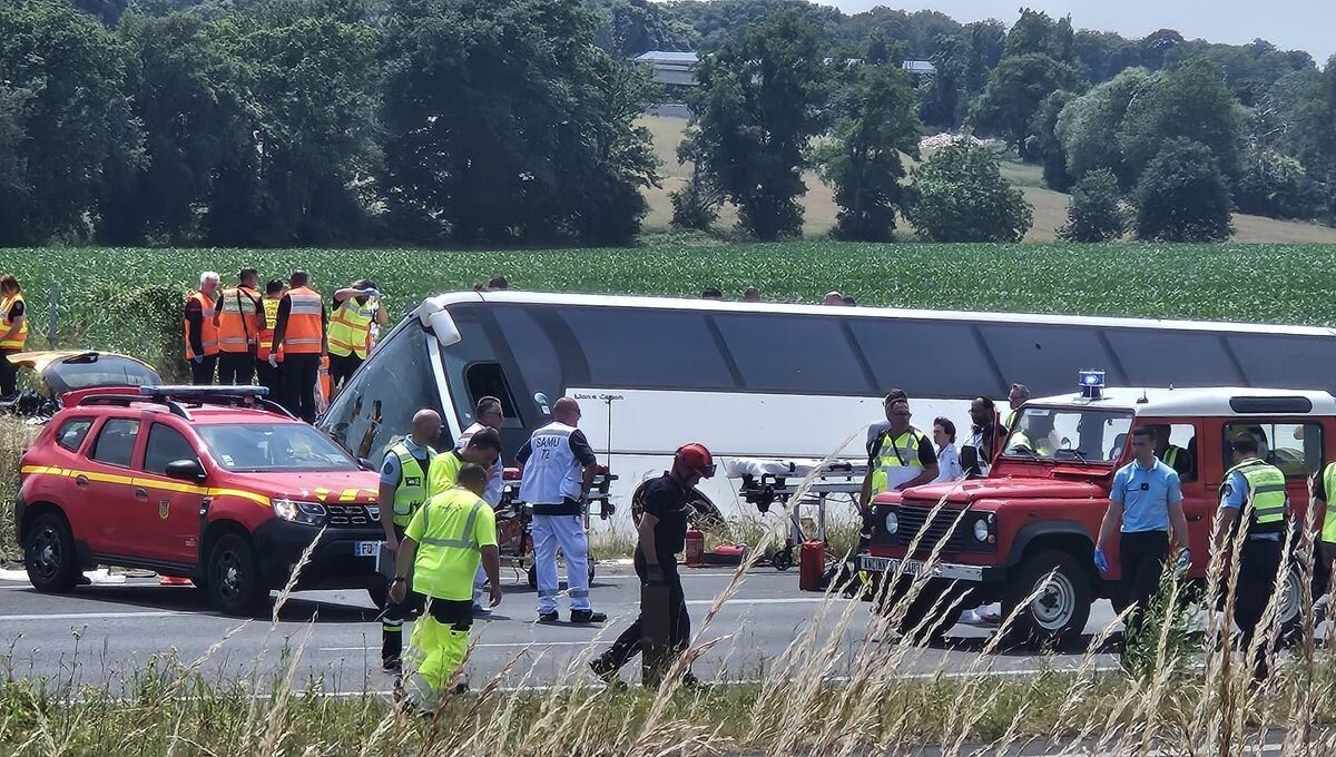 O ônibus que transporta adolescentes ucranianos acidentes na França, 4 mortos, dezenas feridos
