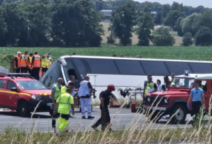 O ônibus que transportava estudantes ucranianos derruba na França, matando 4