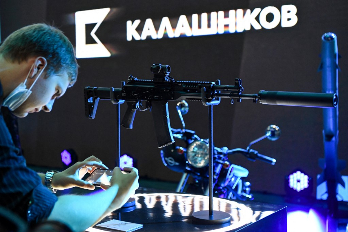 O produtor de armas de Kalashnikov se volta para os ensinos para manter a máquina de guerra da Rússia funcionando