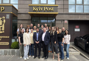 O proprietário do Kyiv Post, Ruslan Kivan, visita a redação, afirma a expansão futura