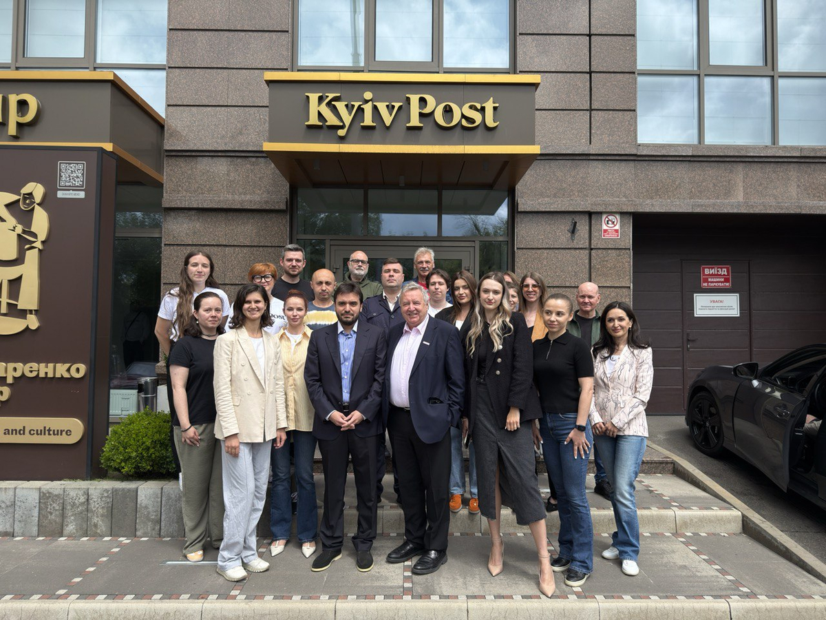 O proprietário do Kyiv Post, Ruslan Kivan, visita a redação, afirma a expansão futura