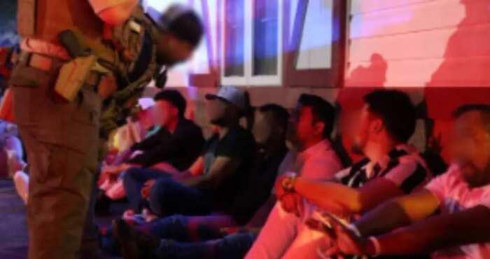 Operação da ICE invade night-club e prende 80 imigrantes ilegais, incluindo pessoas com ficha criminal