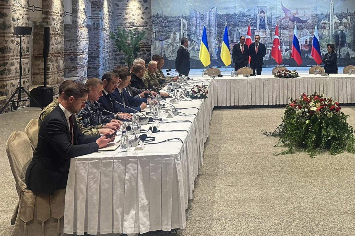 Opinião: Negociação sob fogo: a diplomacia ofensiva do Kremlin
