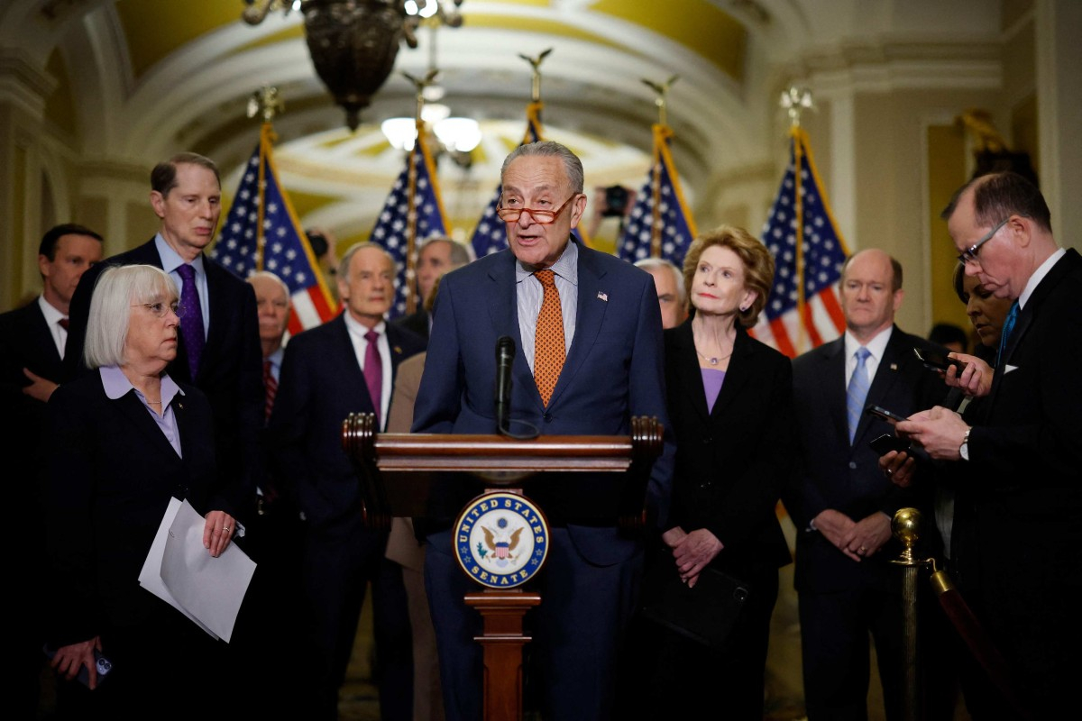 Os democratas do Senado pedem que Trump enfrente Putin sobre a guerra contra a Ucrânia