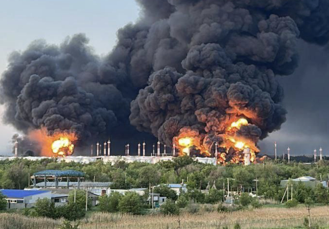 Os drones atingiram bases aéreas russas, depósito de petróleo e fábrica de mísseis como Moscou atinge a Ucrânia