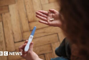 Os parlamentares debatem lances rivais para descriminalizar o aborto
