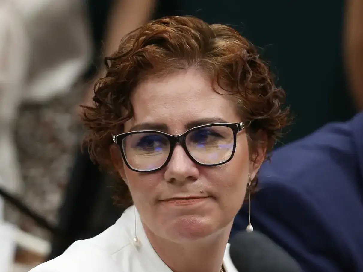 PGR pede prisão preventiva de Carla Zambelli após ela deixar o Brasil