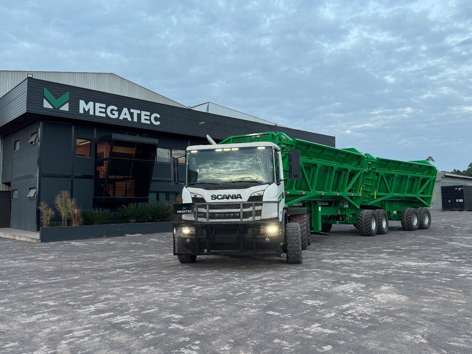 Parceria entre Scania e Megatec cria solução que substitui até três caminhões no campo