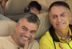 O ex-presidente Jair Bolsonaro (PL) tirou foto com apoiadores neste sábado