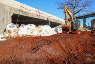 Porto Alegre fecha comportas com sacos de areia e argila