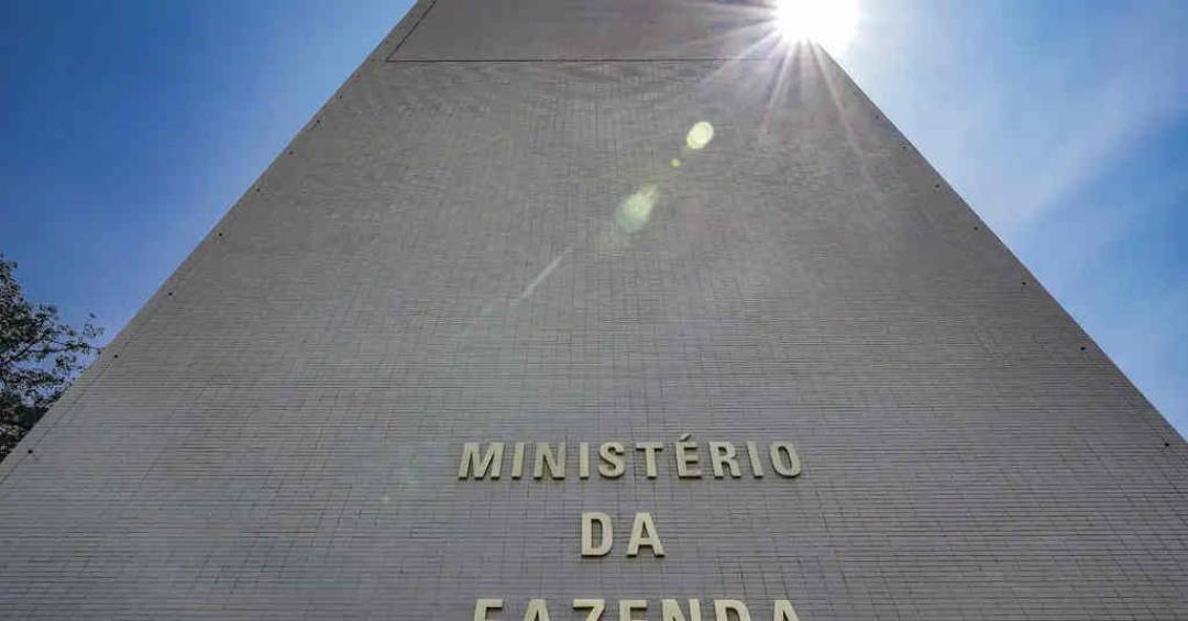 Previsão do governo vai de superávit de 14 bilhões...