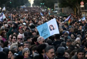 A Praça de Maio e as avenidas do entorno ficaram lotadas de manifestantes na tarde desta quarta-feira (18)