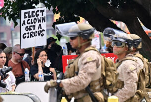 Protestos anti-Trump em nós fora do desfile militar com milhão por milhões