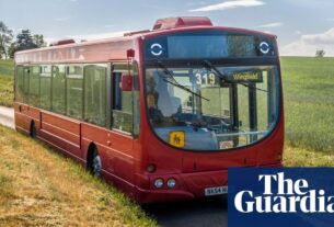 Quase um quinto dos serviços de ônibus rural da Inglaterra desapareceu nos últimos cinco anos | Transporte público
