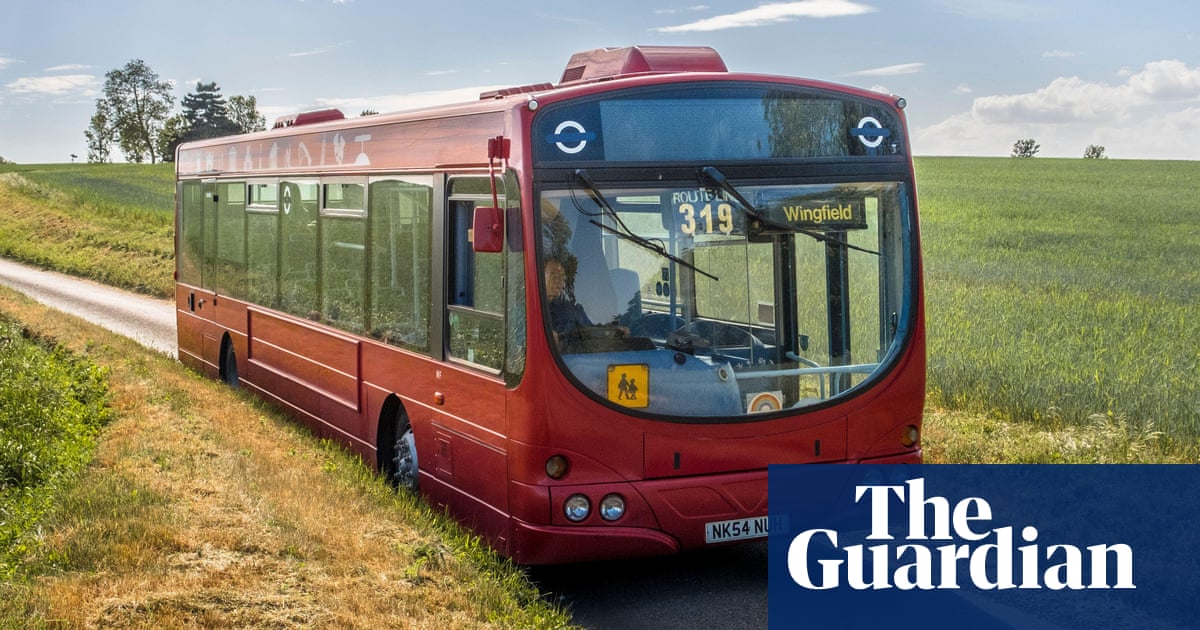 Quase um quinto dos serviços de ônibus rural da Inglaterra desapareceu nos últimos cinco anos | Transporte público