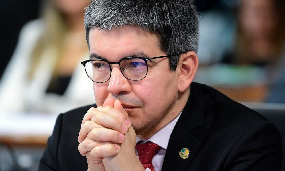 Randolfe Rodrigues defende aumento de taxação de bets e debate sobre CSLL: ‘É razoável’