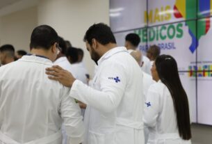Na imagem acima, médicos do Programa Mais Médicos visitam o Super Centro Carioca de Saúde, em Benfica (RJ)