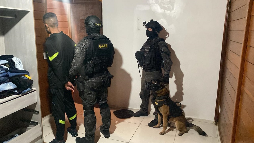 Sequestrador libera jovem autista e se rende após duas horas de negociação com a polícia
