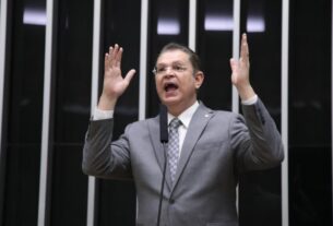 Sóstenes desafia STF, denuncia ‘excessos’ e promete travar pautas até votação da anistia