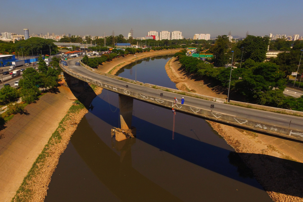 Tarcísio diz que efeito colateral do despejo de esgoto no Rio Tietê é ‘horrível, mas necessário’