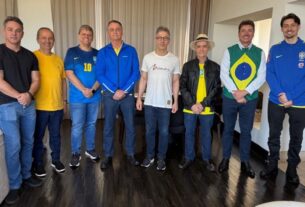 Na imagem, o ex-presidente Jair Bolsonaro (PL) e Luciano Zucco (PL-RS), Rogério Marinho (PL-RN), Tarcísio de Freitas (Republicanos-SP), Romeu Zema (Novo-MG), Jaime Maximino Bagattoli (PL-RO) e Jair Renan Bolsonaro