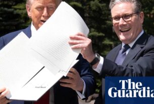 Trump diz que o Reino Unido está protegido das tarifas 'porque eu gosto deles' como o acordo comercial finalizado | Política comercial