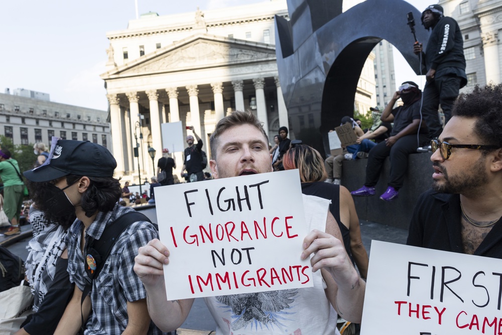 Trump suspende ações do Serviço de Imigração em setores cruciais para a economia