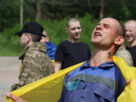 Ucrânia, Rússia inicia a troca de jovens prisioneiros feridos