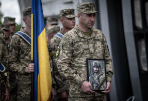 Um lutador voluntário britânico colocado para descansar em Kyiv
