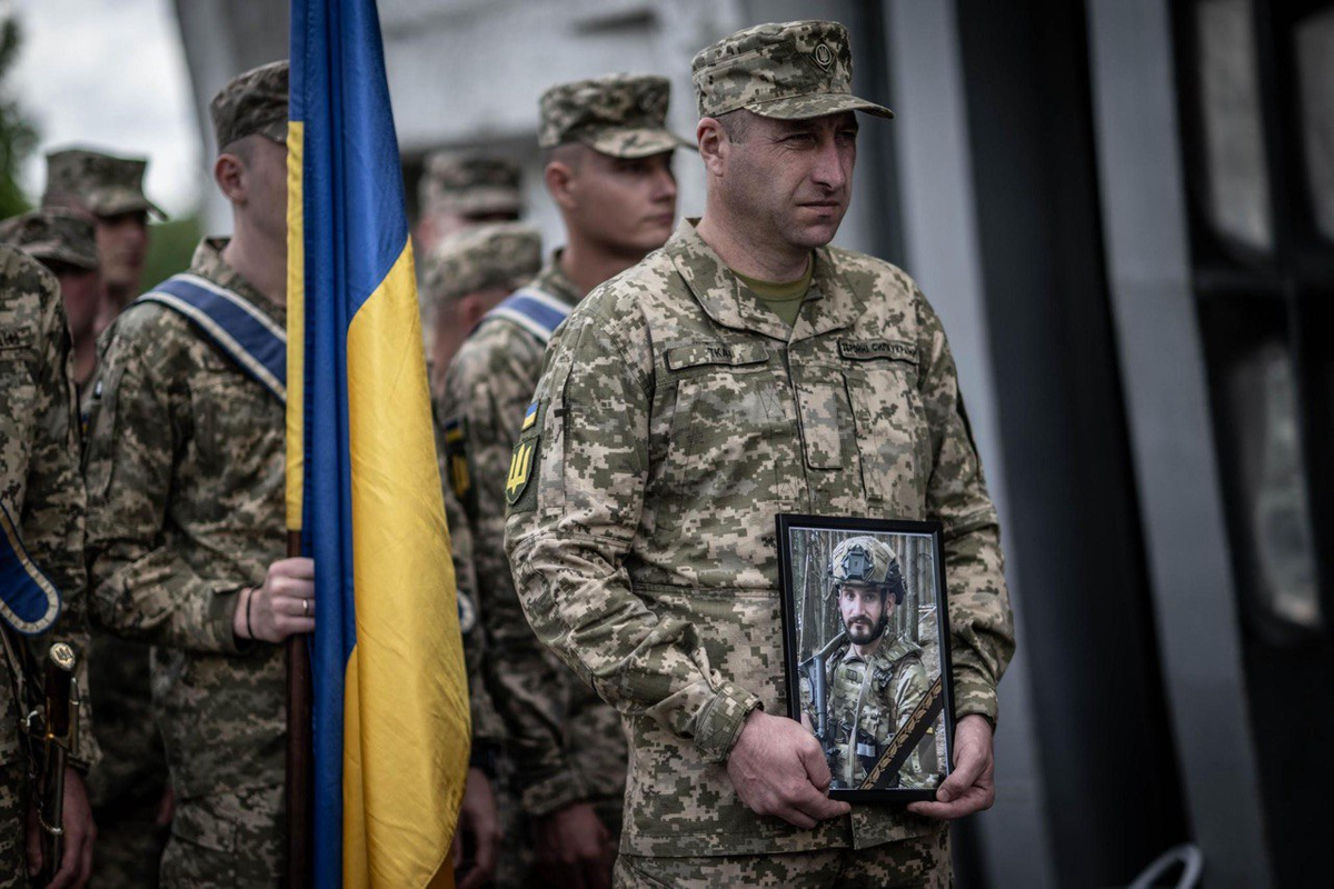 Um lutador voluntário britânico colocado para descansar em Kyiv