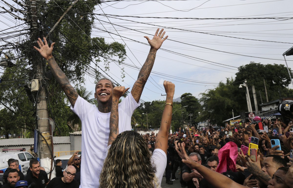 multidão na saída de MC Poze do Rodo da prisão tinha até crianças de colo