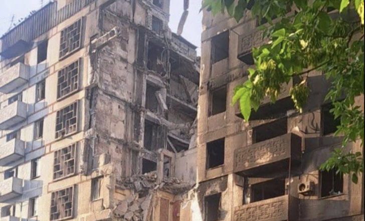 A Rússia Drops Glide Bomb no edifício residencial em Zaporizhzhia, matando idosos