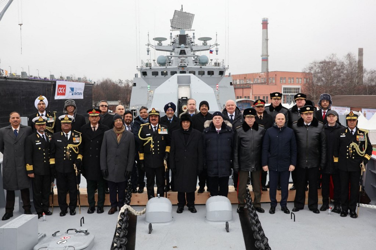 A Rússia entrega o navio de guerra construído para a Índia