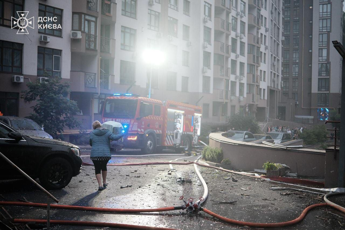 A Rússia libra Ucrânia com enorme greve noturna - um morto, Kiev sufocado por fumaça, estação de metrô atingida