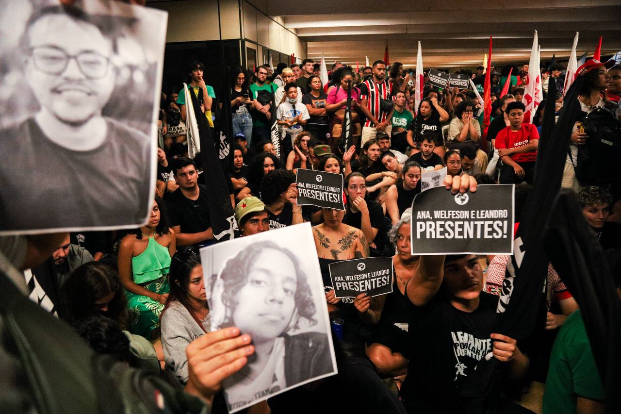 Abertura de Congresso da UNE tem ato em homenagem a estudantes mortos em acidente