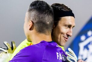 Goleiro Cássio, abraçado com Fábio, não enfrenta o Juventude, domingo