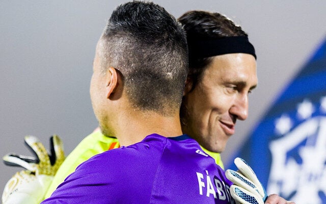 Goleiro Cássio, abraçado com Fábio, não enfrenta o Juventude, domingo