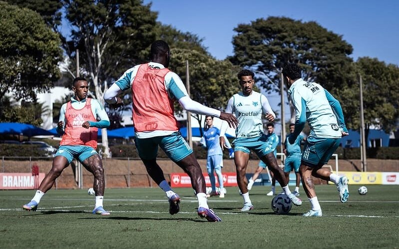Treinos do Cruzeiro prosseguem na Toca da Raposa em um período durante a semana